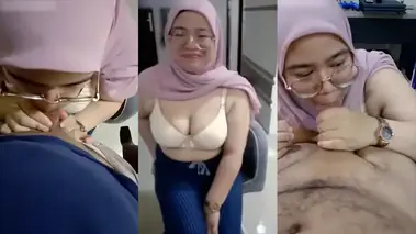 Bokep Indo Hijab Pink Sepong Ayang Sange poster