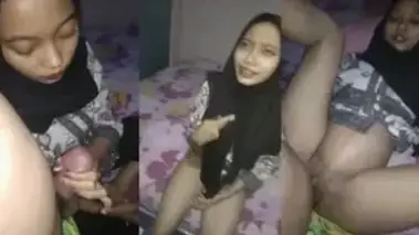 Bokep Jilbab Lunasi Hutang Dengan Memek Basahnya poster